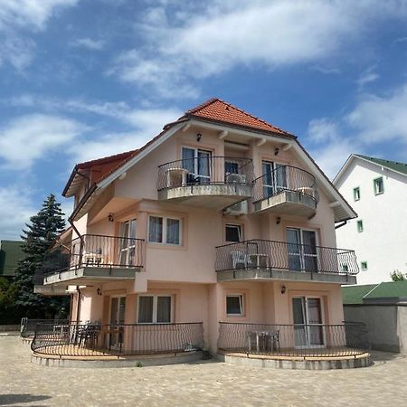 Abigel Apartmanhaz 블로톤퓌레드 외부 사진
